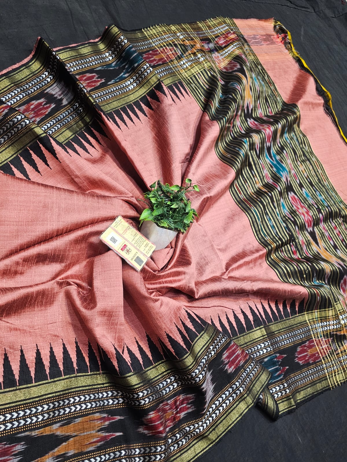 High demanding design
*Pure Raw silk Handlloom ikkat and vidarbha (karvati kinar) temple border saree or ikkat pallu with contrast blouse*
silkmark certified