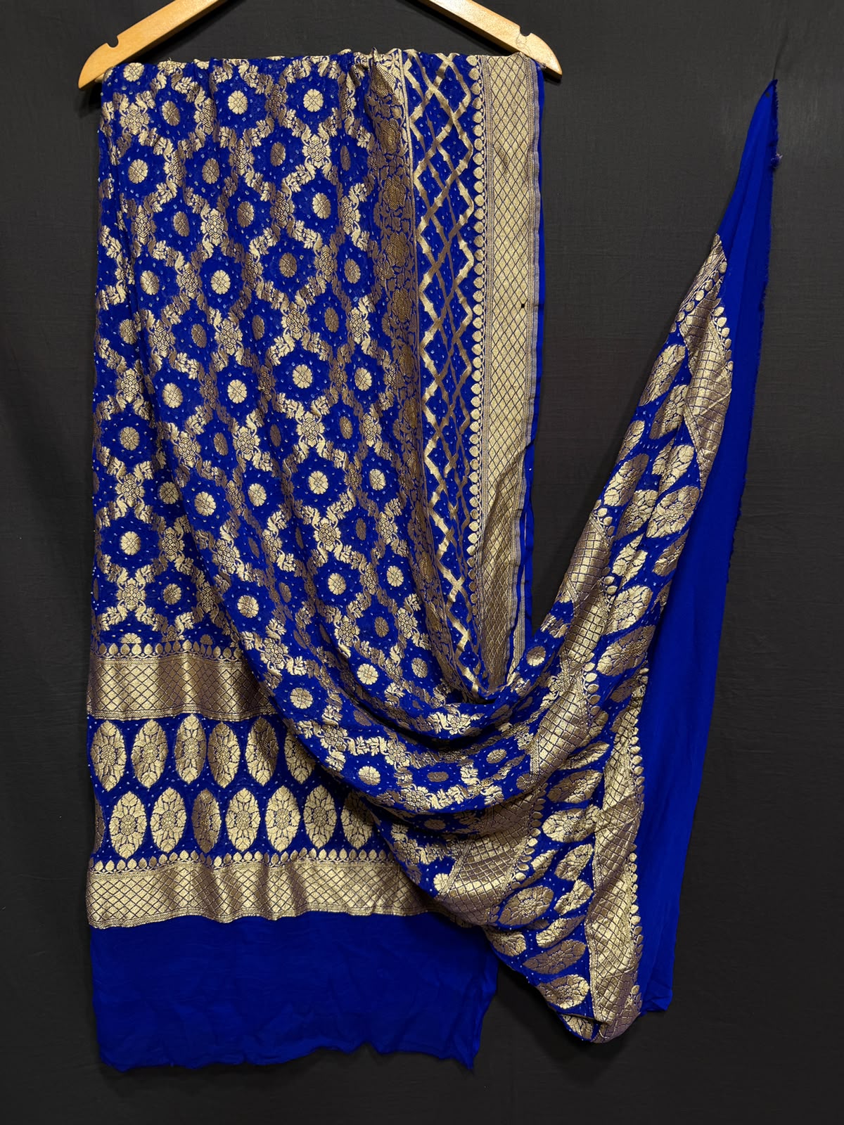 **Nim Zari Bandhej Dupatta**
- **Fabric:** handwoven Georgette
- **Design:** Beautiful Bandhej, Real Nimzari
- **Quality:** Best quality & colour
- ** colour:** pastel & Dark
**Description:**
- **Length:** 2.50 meters, full length
- **Use:** Dress & Lehenga Choli Dupatta