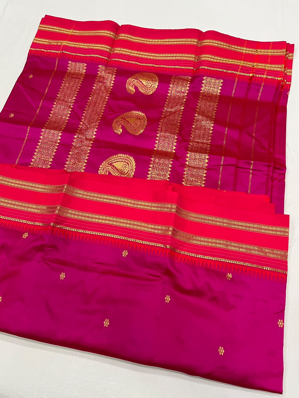 *Narayanpeth silk saree*
Running blouse
Shoulder butti
Pure silk
*Price: 6300/- + ship*