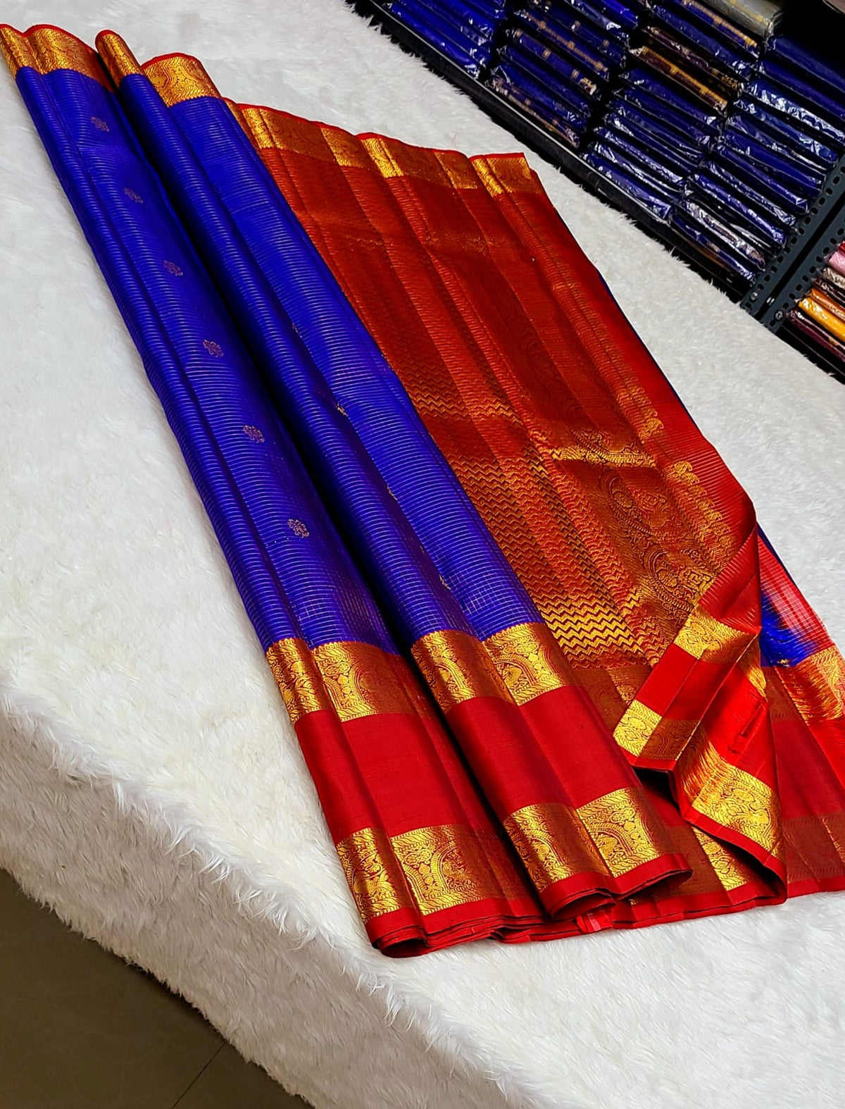 *100% PURE KANCHIPURAM HANDWOVEN VERY PREMIUM QUALITY 2G VAIRAOOSI PATTERN SILK SAREES*
*2 GRAM GOLD PURE ZARI WEAVING*
*SILK MARK CERTIFICATE ATTACHED*
VIDEO CALL SHOPPING AVAILABLE
