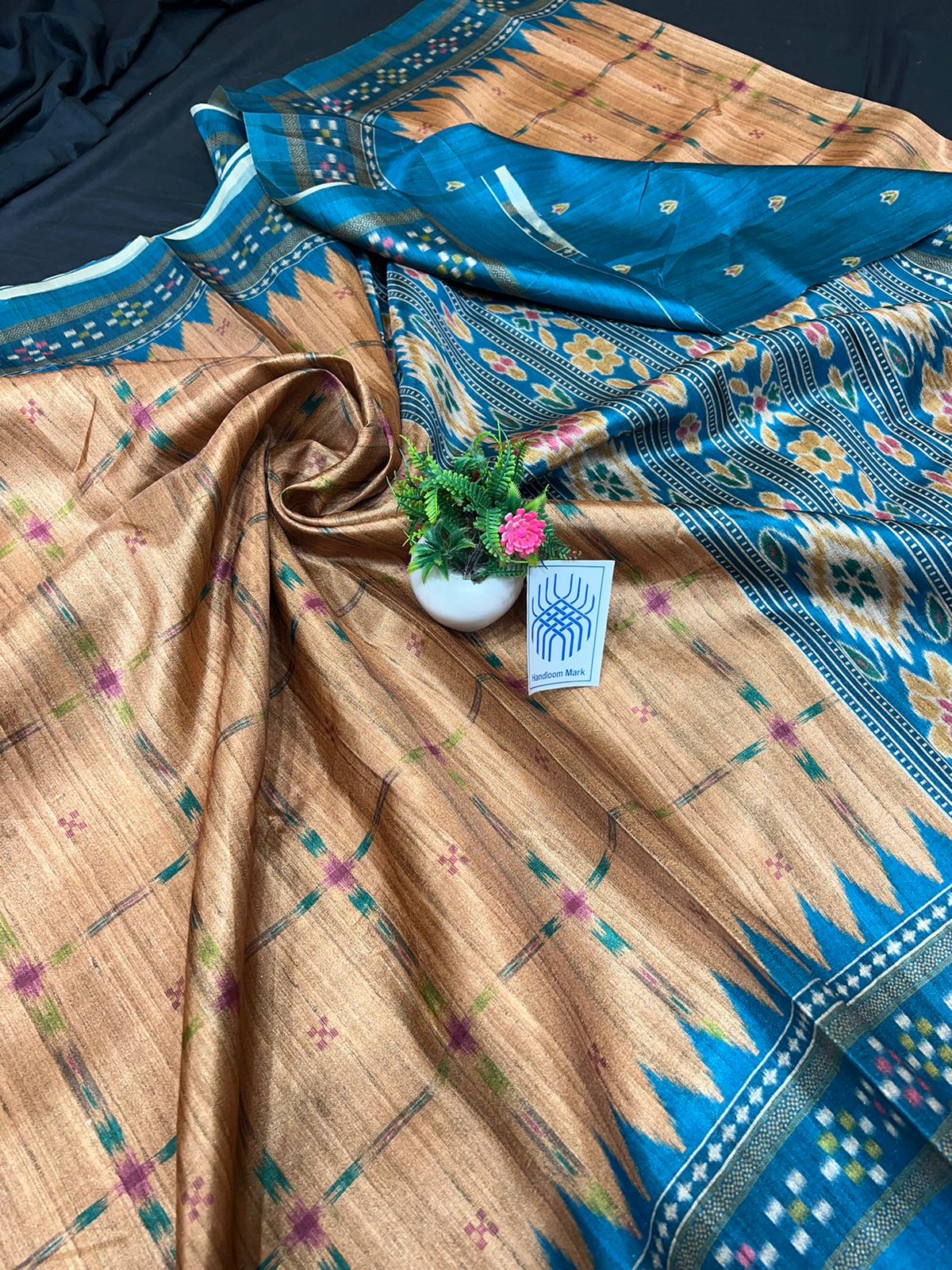 Sanvii | Handloom Semi Tussar Silk Digital Print And Contrast Blouse