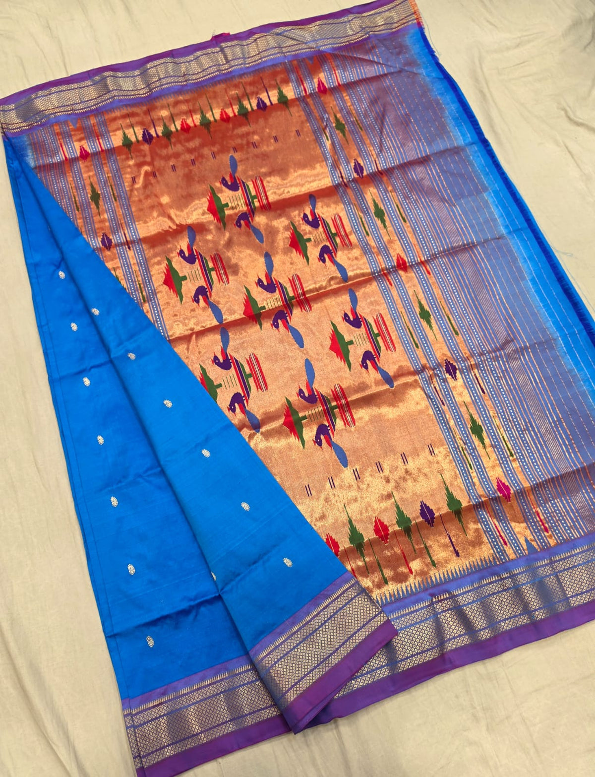 *Yeola Paithani*
Pure Silk 
Double Pallu 
💯 Handwoven 
Silkmark Certified 
Shoulder Buttis 
Quality Weaving 👌🏼 
With Running Blouse 