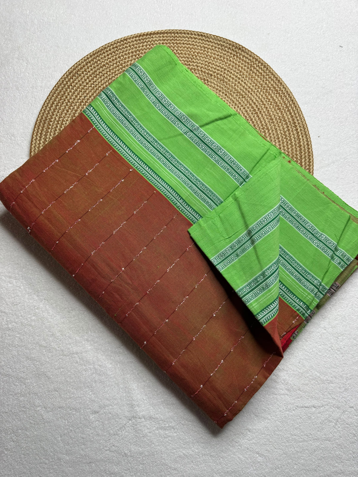 Cotton saree Chikki paras
Material - cotton by cotton 
Border - Chikki  border 
Saree Name - Ilkal cotton Chikki  sarees
Pallu - silk pallu 
Blouse -running
Handloom -yes
Saree length- 6.2
