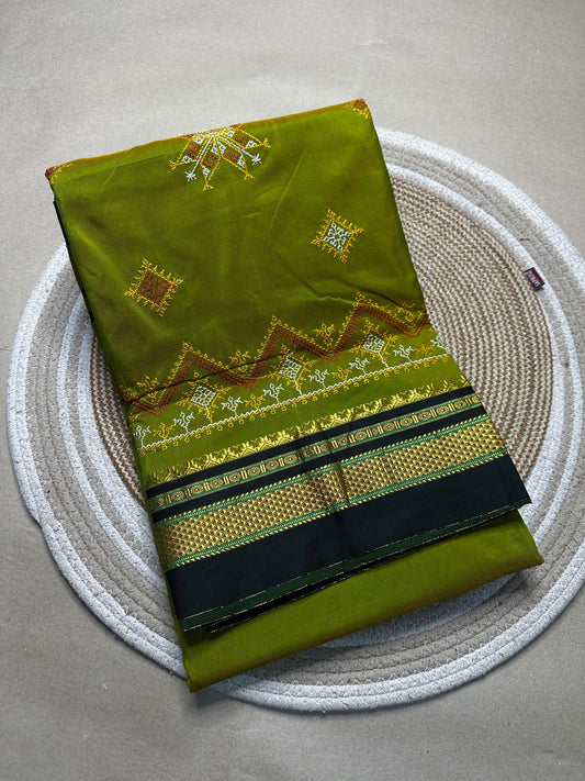 Material - shiny Maserised blended blended silk
Border - chikki paras
Saree Name -ilkal special kasuti saree
Pallu -patti pallu
Blouse -running 
Handloom -no
Saree length- 6.2