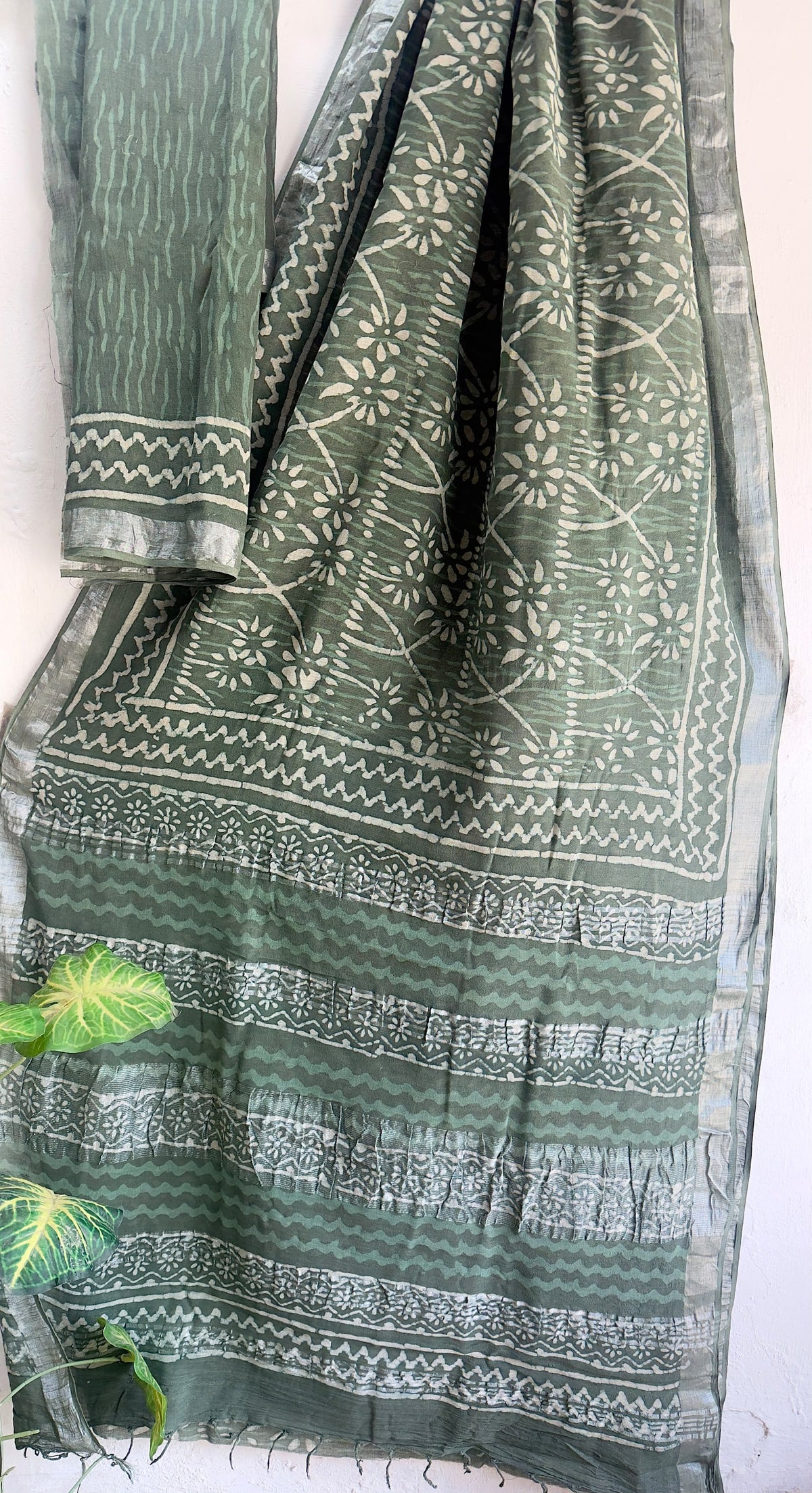 👌🏻Linen collection 👌🏻
.... *Hand* block printed linen saree with blouse.....
Size 6.5 with blouse
Natural dye n colour
 
Pure hand ( without screen print ) 
