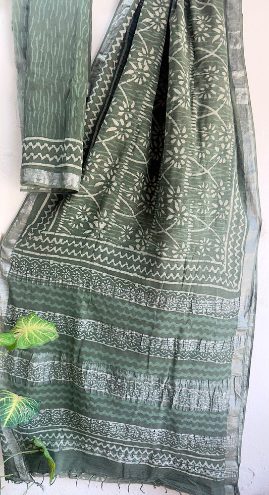 👌🏻Linen collection 👌🏻
.... *Hand* block printed linen saree with blouse.....
Size 6.5 with blouse
Natural dye n colour
 
Pure hand ( without screen print ) 