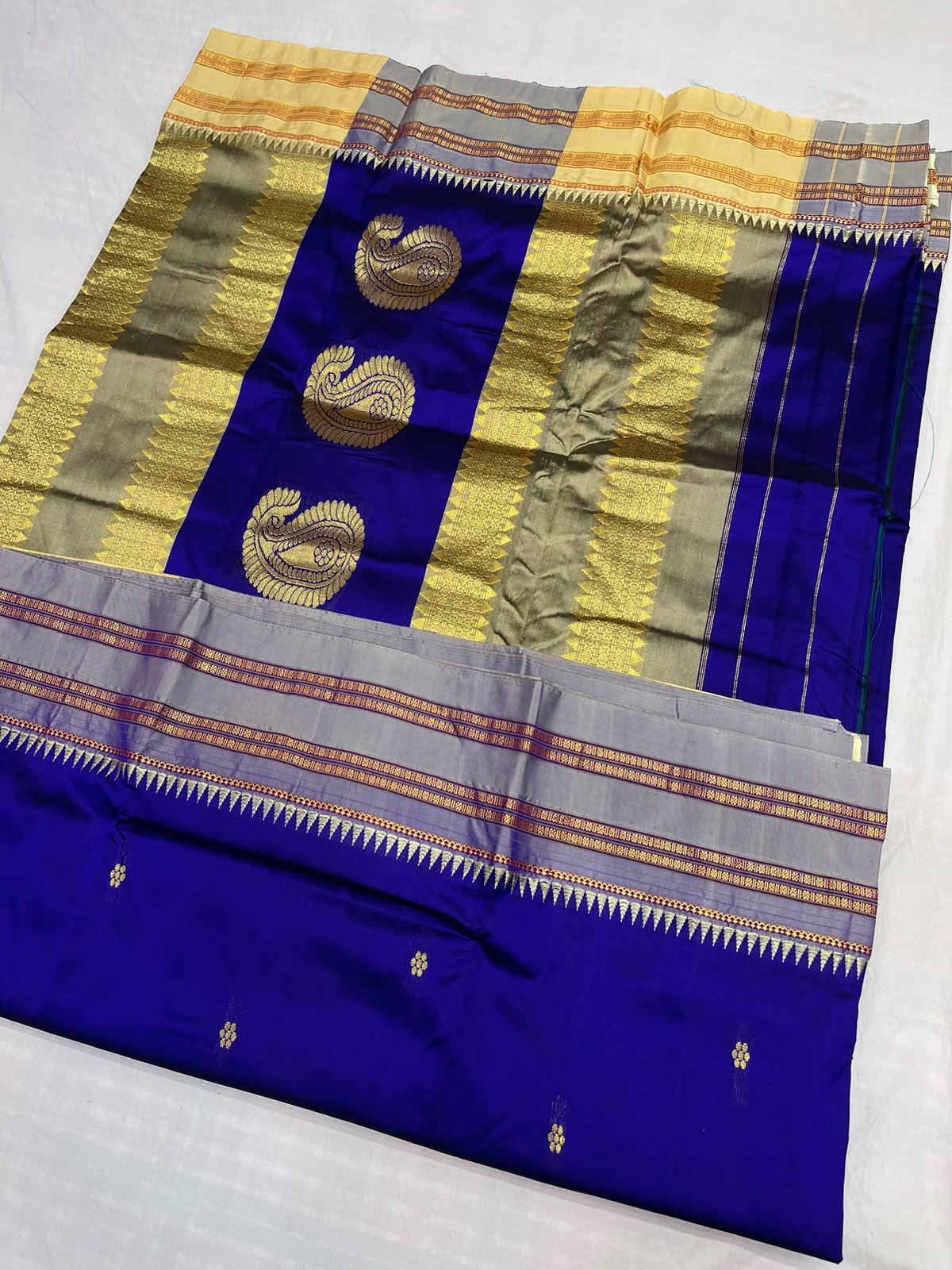 *Narayanpeth silk saree*
Running blouse 
Shoulder butti 
Pure silk
*Price: 6300/- + ship*