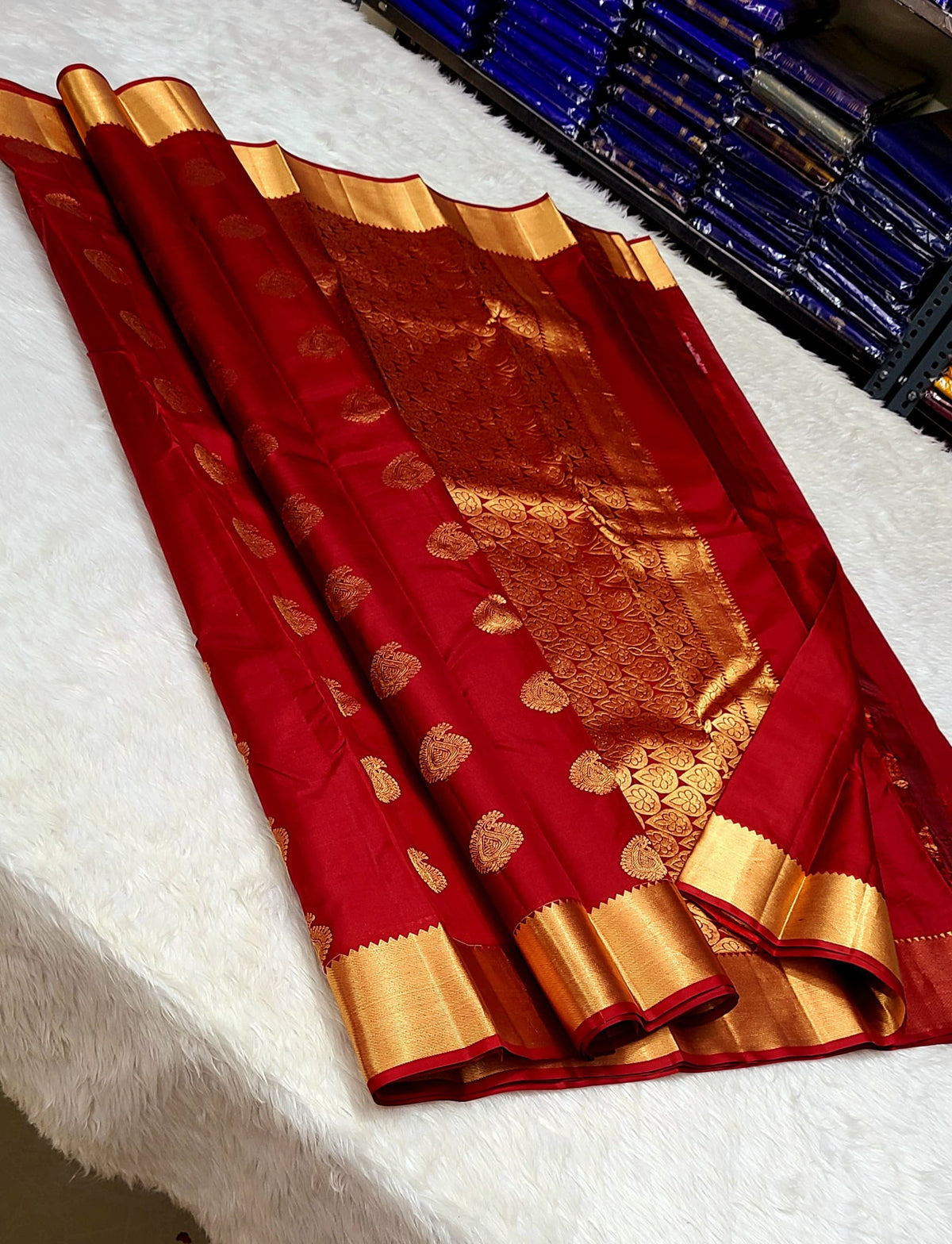 *100% PURE  Pure Silk KanjeevaramPURAM HANDWOVEN VERY PREMIUM QUALITY 1G SELF PATTERN SILK SAREES*

*1 GRAM GOLD PURE ZARI WEAVING*
*SILK MARK CERTIFICATE ATTACHED*

GOLD ZARI WEAVING PAKKKA HANDLOOM

EXCLUSIVE COLLECTION SUNDAY OFFER
