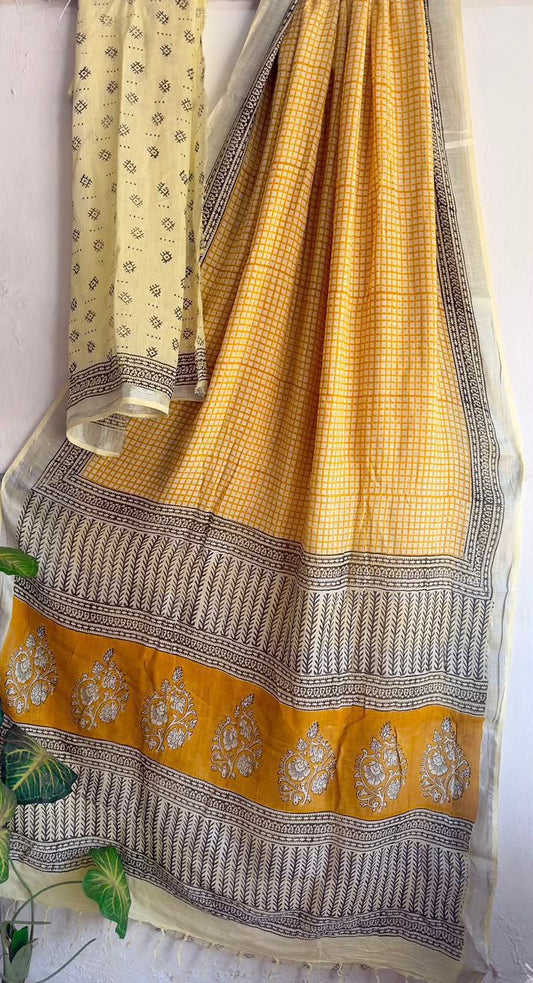 👌🏻Linen collection 👌🏻
.... *Hand* block printed linen saree with blouse.....
Size 6.5 with blouse
Natural dye n colour
 
Pure hand ( without screen print ) 