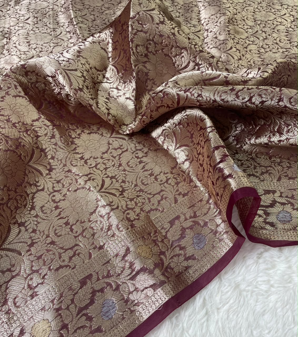 Pure Banarasi Kora Organza Arashi Dyed Saree ✨
Elegant handloom Kora silk with unique 
Arashi Shibori-inspired patterns. Lightweight, graceful & exclusive.