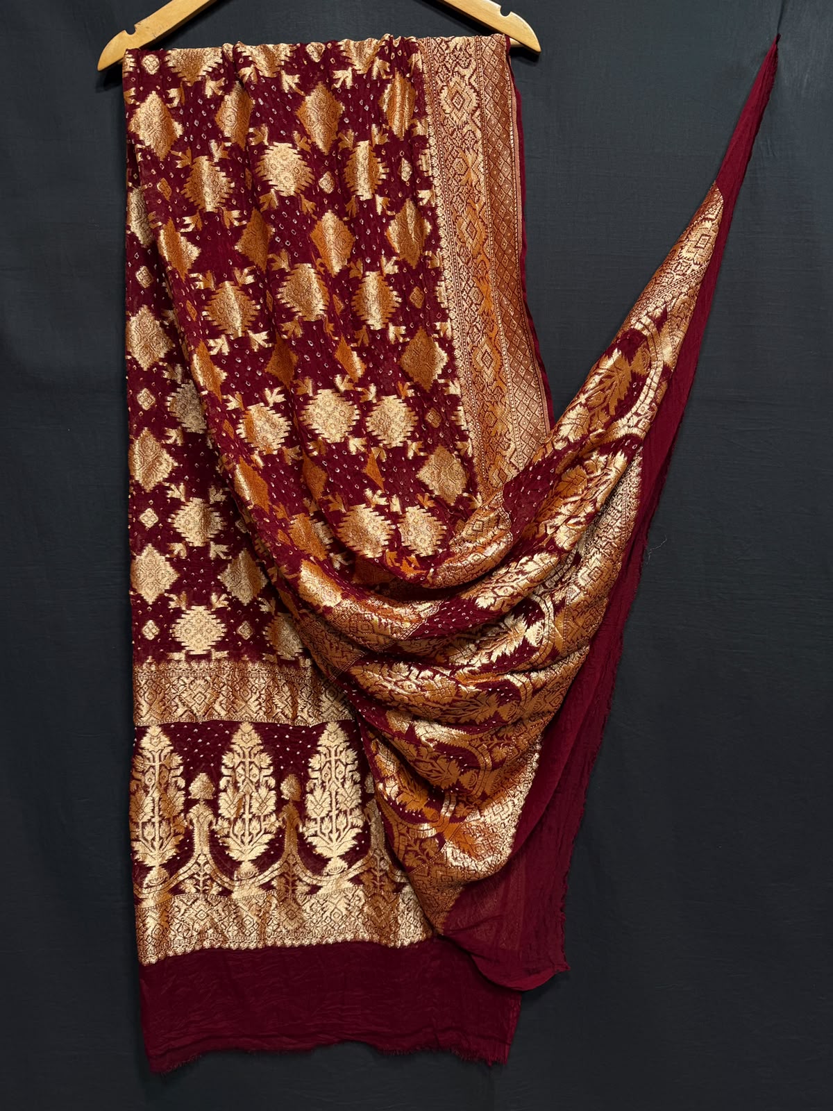 **Nim Zari Bandhej Dupatta**
- **Fabric:** handwoven Georgette
- **Design:** Beautiful Bandhej, Real Nimzari
- **Quality:** Best quality & colour 
- ** colour:** pastel & Dark
**Description:**
- **Length:** 2.50 meters, full length
- **Use:** Dress & Lehenga Choli Dupatta