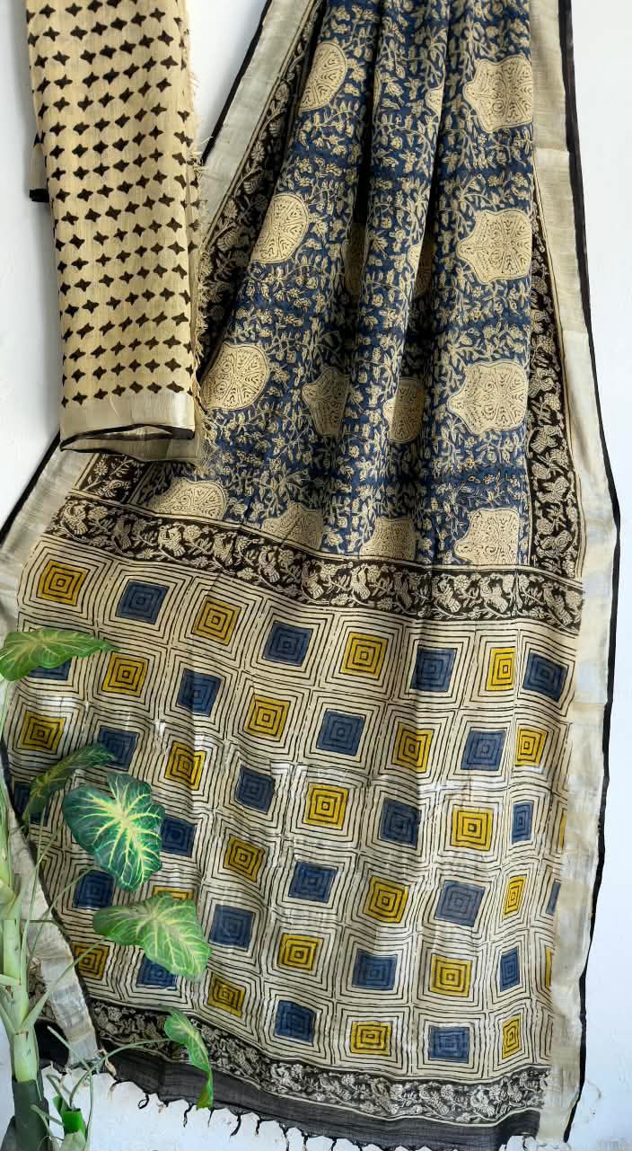 👌🏻Linen collection 👌🏻
.... *Hand* block printed linen saree with blouse.....
Size 6.5 with blouse
Natural dye n colour
 
Pure hand ( without screen print ) 