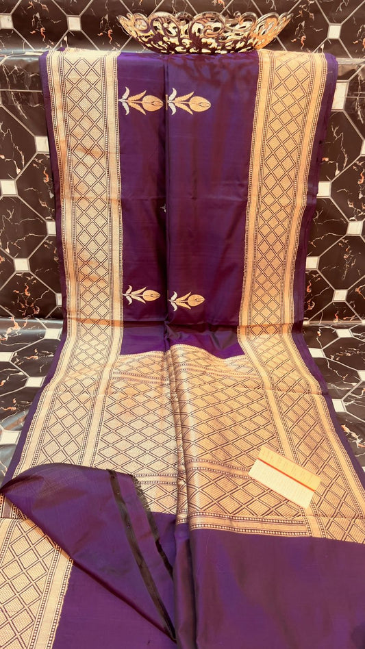 Exclusive Pure Katan Silk Handloom Saree
All-Over Alfi Boota | Kaduwa Border | Pista Zari Work
Rich Pallu | Running Blouse | Silk Mark Certified
Lightweight, Smooth & Soft