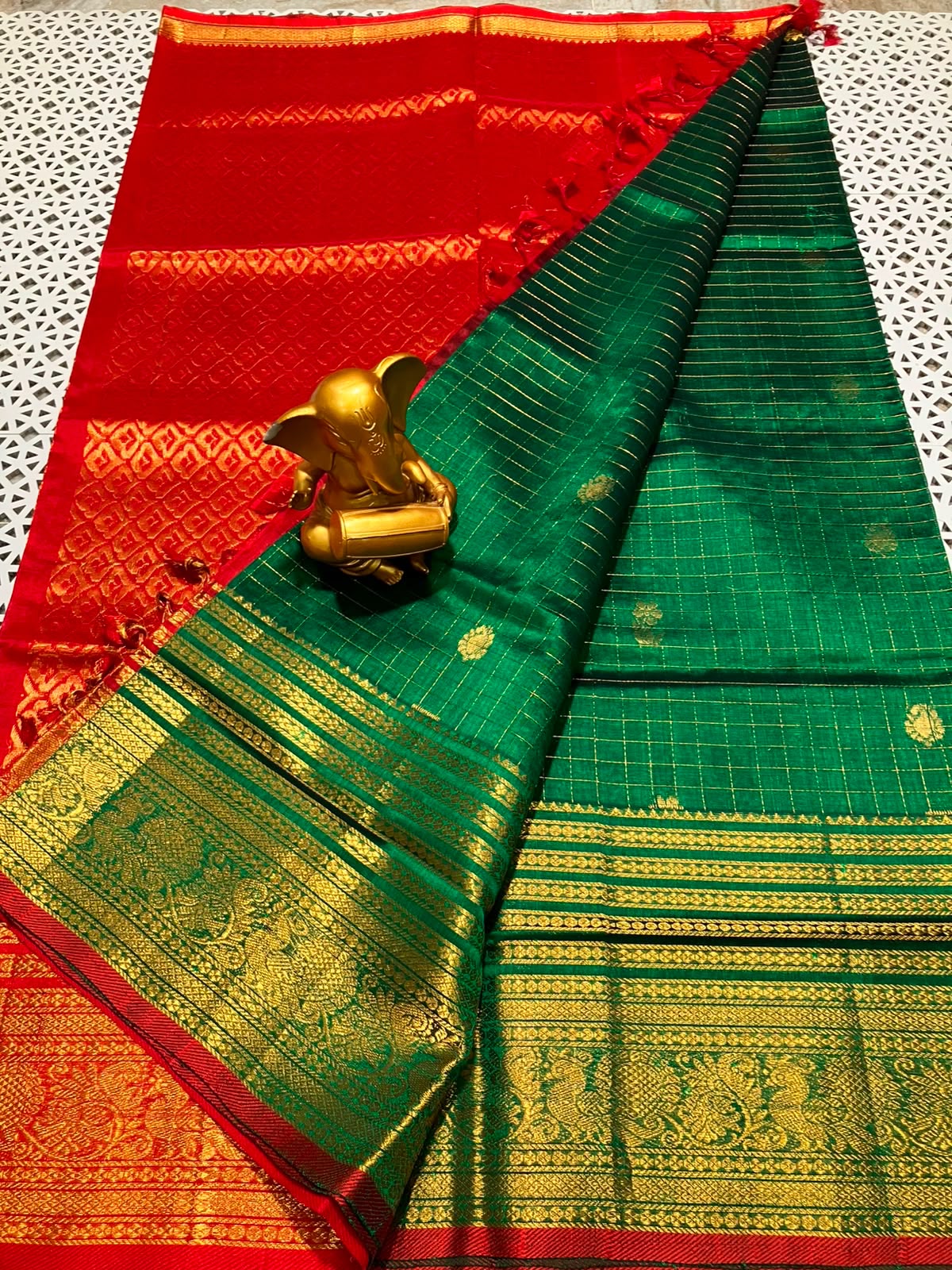 *Material*:Mangalagiri Pattu by cotton
*Model*:Kanchi border checks and butta Pattu sarees
Contrast pallu and blouses 
Running pallu and blouses 