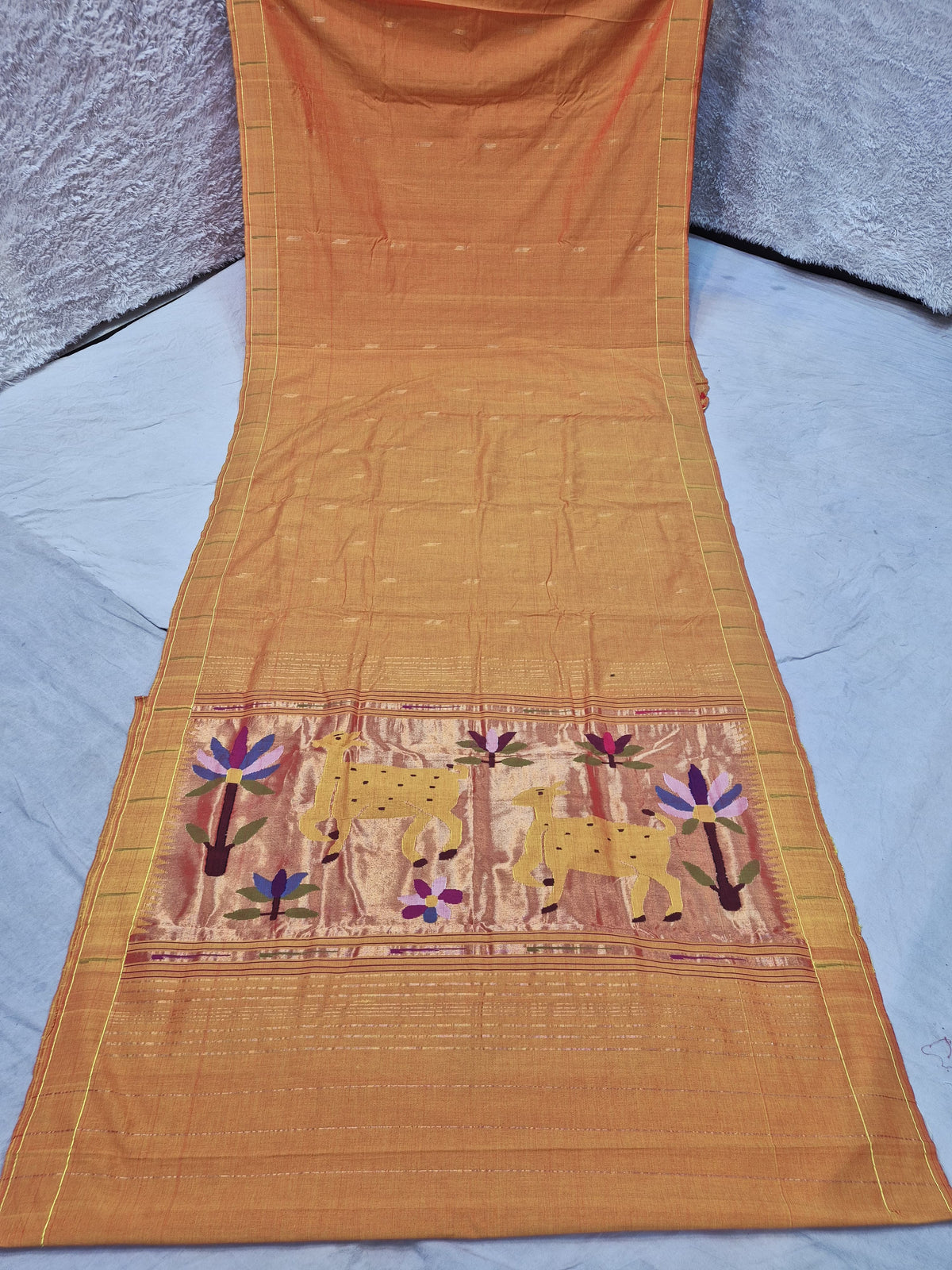 Ek muniya 
cotton handwoven
 paithanis
