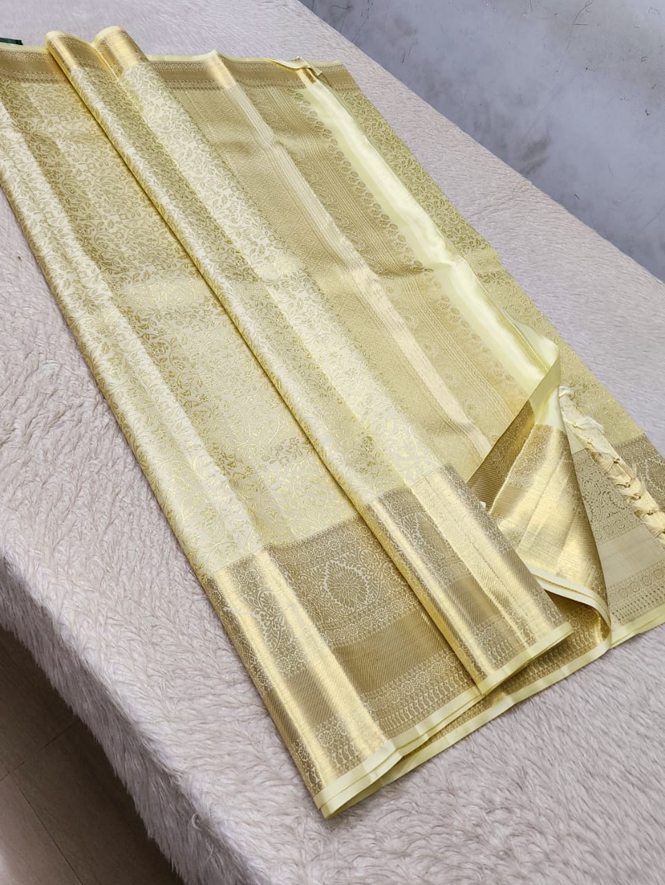 *100% PURE  KANCHIPURAM HANDWOVEN PREMIUM QUALITY 2G BRIDAL SILK SAREES*

*2 GRAM GOLD PURE ZARI WEAVING*
*SILK MARK CERTIFICATE ATTACHED*


CREAM COLOUR EXCLUSIVE SILK SAREES WEAVING