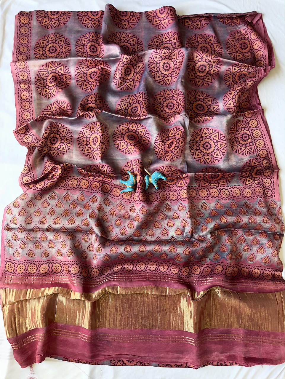 Expo quality *Pure 100% LAGDI PATTA MODAL Gajji Silk Saree*
Bagru handblock print
Ajrakh print & Rapid print 
Print detail's 
*Ayurveda Redefined Anar chilka*
*Nashpal dye Ajrakh print*
*Hand Block & dabu print*
 Use only natural 
(Pomegranate peel)
With beautiful printed blouse 
Saree length:- 6.5m with blouse 👚 
Premium quality