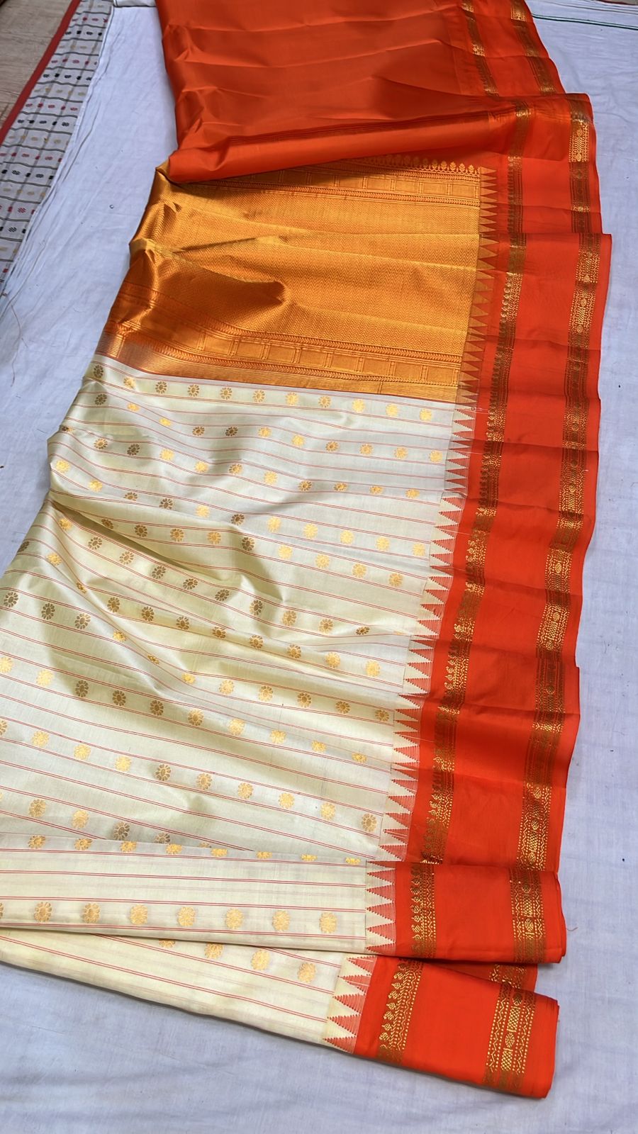 ✨✨Pure Gadwal Traditional Border Pattu Sarees with contrast blouse ✨✨
