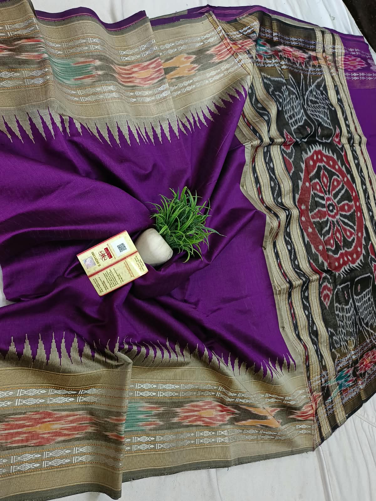 *Pure raw silk handloom Ikkat and vidarbha temple border saree with contrast blouse*
Pure raw silk saree
Silk mark certified
Handloom made
Best quality