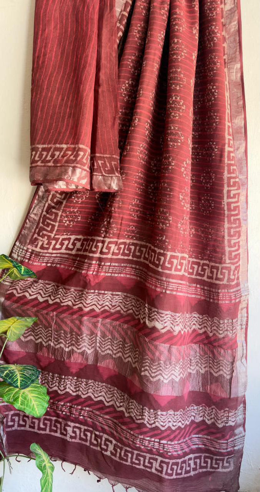 👌🏻Linen collection 👌🏻
.... *Hand* block printed linen saree with blouse.....
Size 6.5 with blouse
Natural dye n colour
 
Pure hand ( without screen print ) 