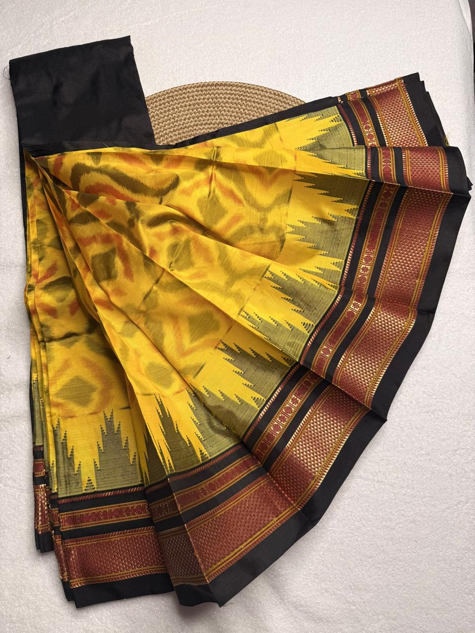Material - pure silk 
Border - chikki paras
Saree Name -ilkal pure silk horizontal and also vertical stripes jari with temple border saree
Pallu -silk pallu
Blouse -contrast
Handloom -yes
Saree length- 6.2