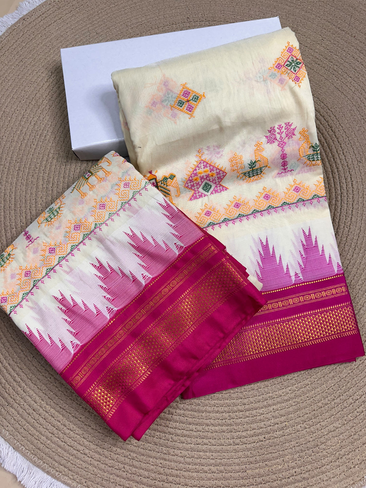 Material - Maserised cotton 
Border - Temple border, Chikki Paras
Saree Name -Tana warpa kasuti saree 
Pallu -Ilkal pallu
Blouse -contrast
Handloom -no
Saree length- 6.2