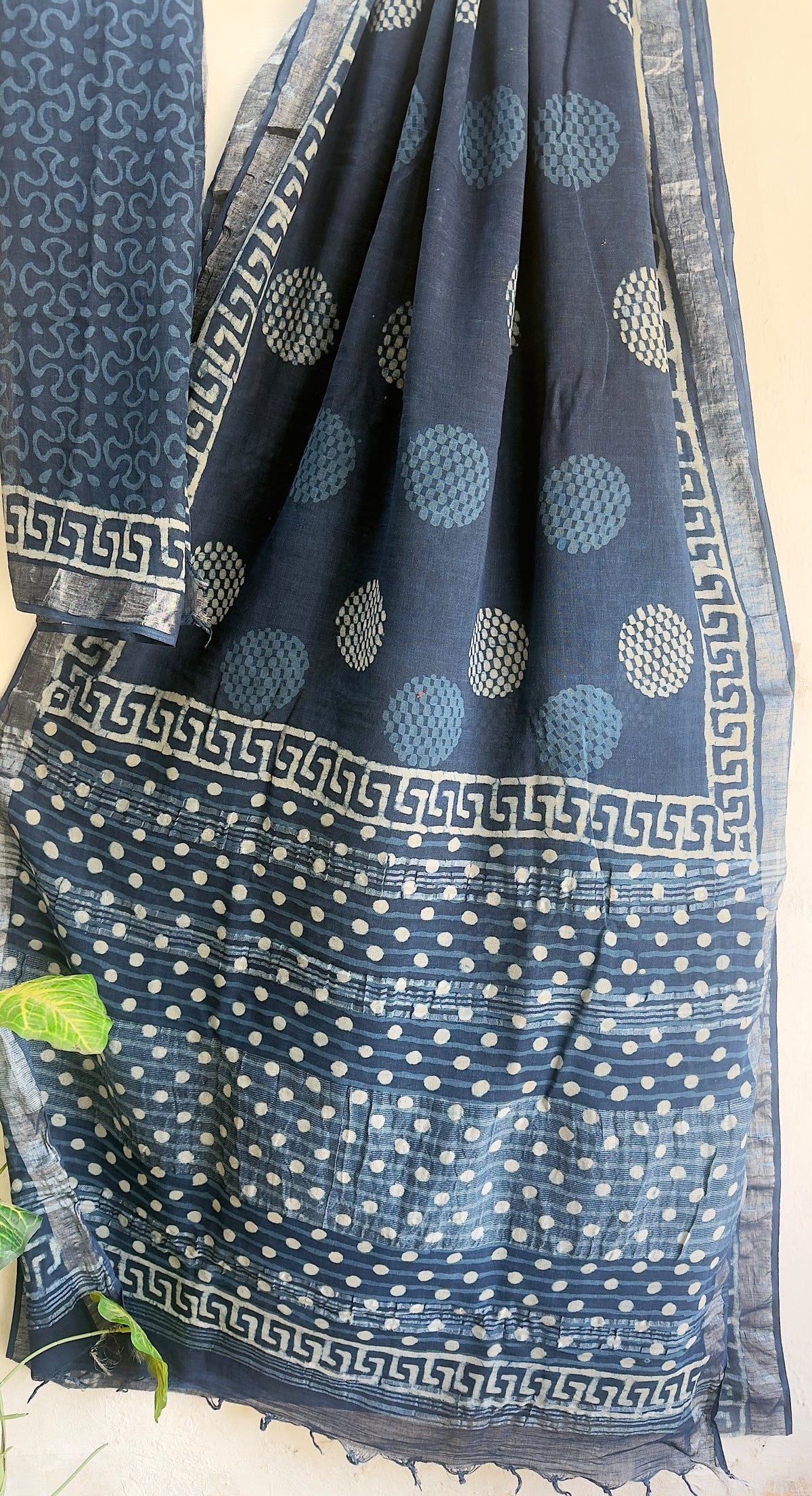 👌🏻Linen collection 👌🏻
.... *Hand* block printed linen saree with blouse.....
Size 6.5 with blouse
Natural dye n colour
 
Pure hand ( without screen print ) 
