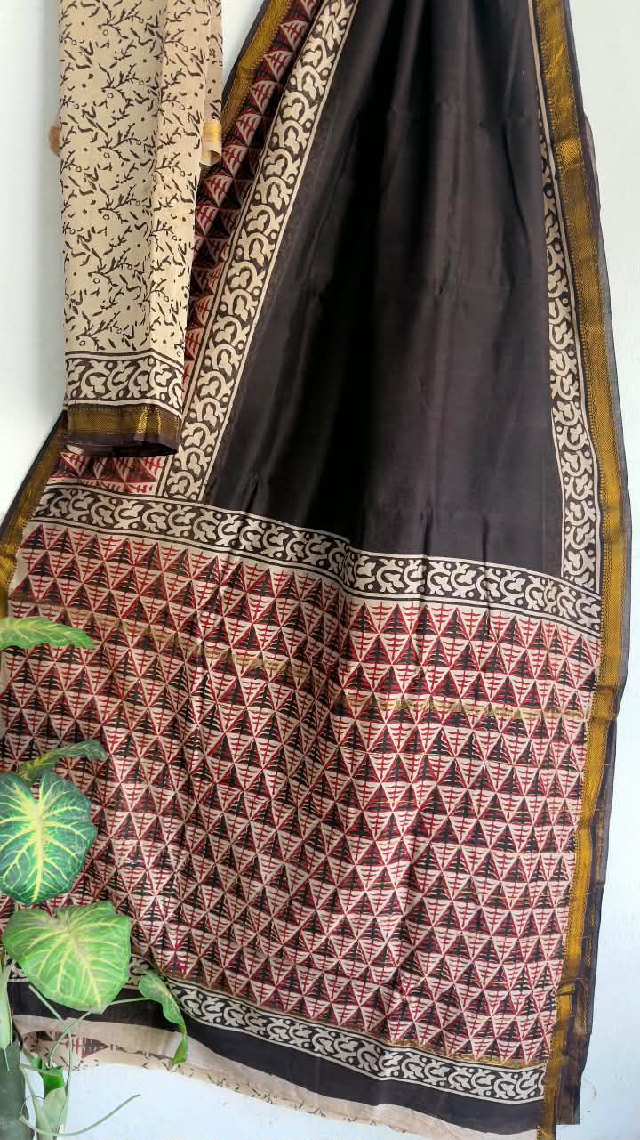 🍁Beautifully Crafted Maheshwari Silk Saree  collection🍁
 Specially Designed in Bagru  jahota rapid dabu hand block print
100% Natural Dye
Fabric : Maheshwari Silk 
Length : 5.5 Meters
Blouse Piece : 0.90 Meter