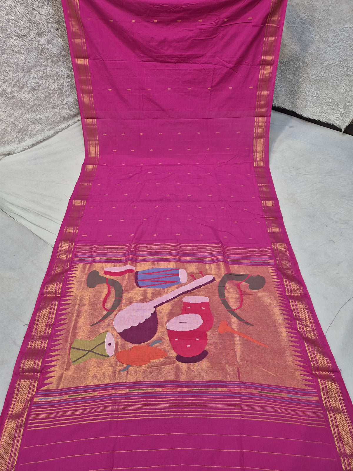 Yeola cotton paithani*
Pure cotton 
Handloom saree
Traditional Narali border 
Running blouse 
Shoulder butta 