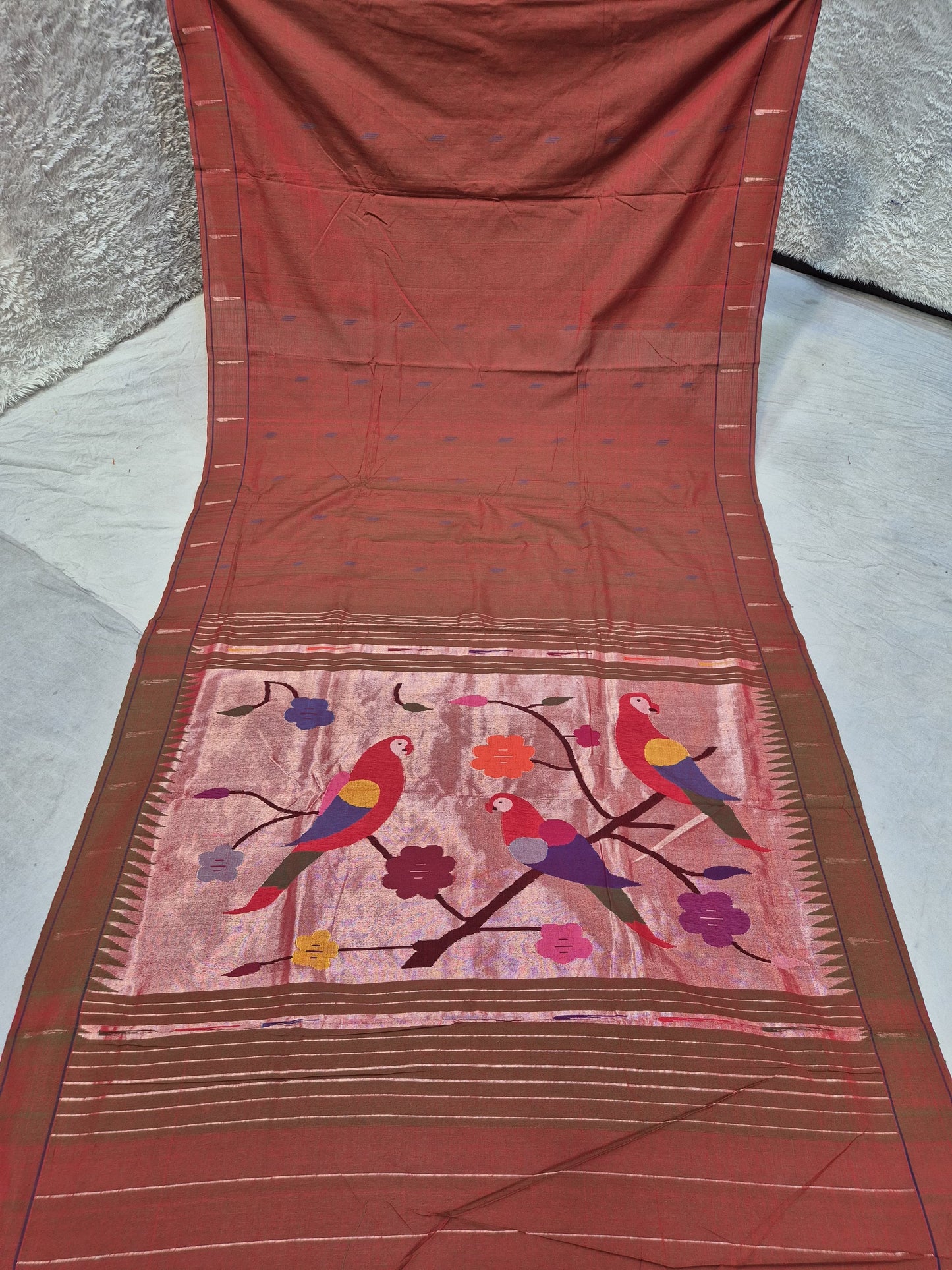 Ek muniya 
cotton handwoven
 paithanis

