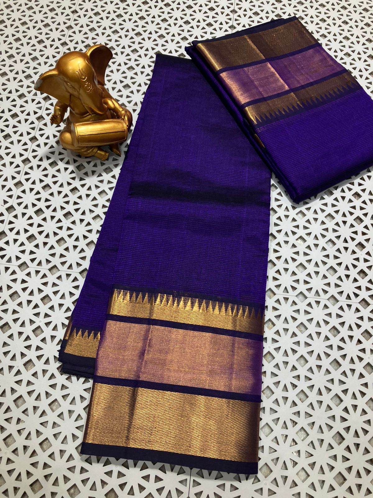 *Material*:Mangalagiri pure pattu by cotton

*Model*:250k jari border plain pure pattu sarees

Running pallu and blouse