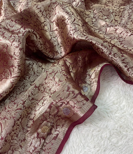 Pure Banarasi Kora Organza Arashi Dyed Saree ✨
Elegant handloom Kora silk with unique 
Arashi Shibori-inspired patterns. Lightweight, graceful & exclusive.