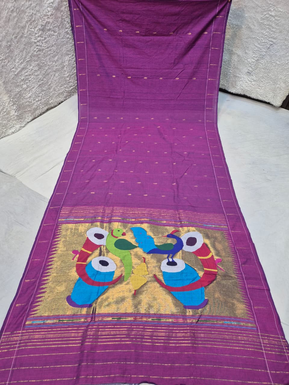 Ek muniya 
cotton handwoven
 paithanis
