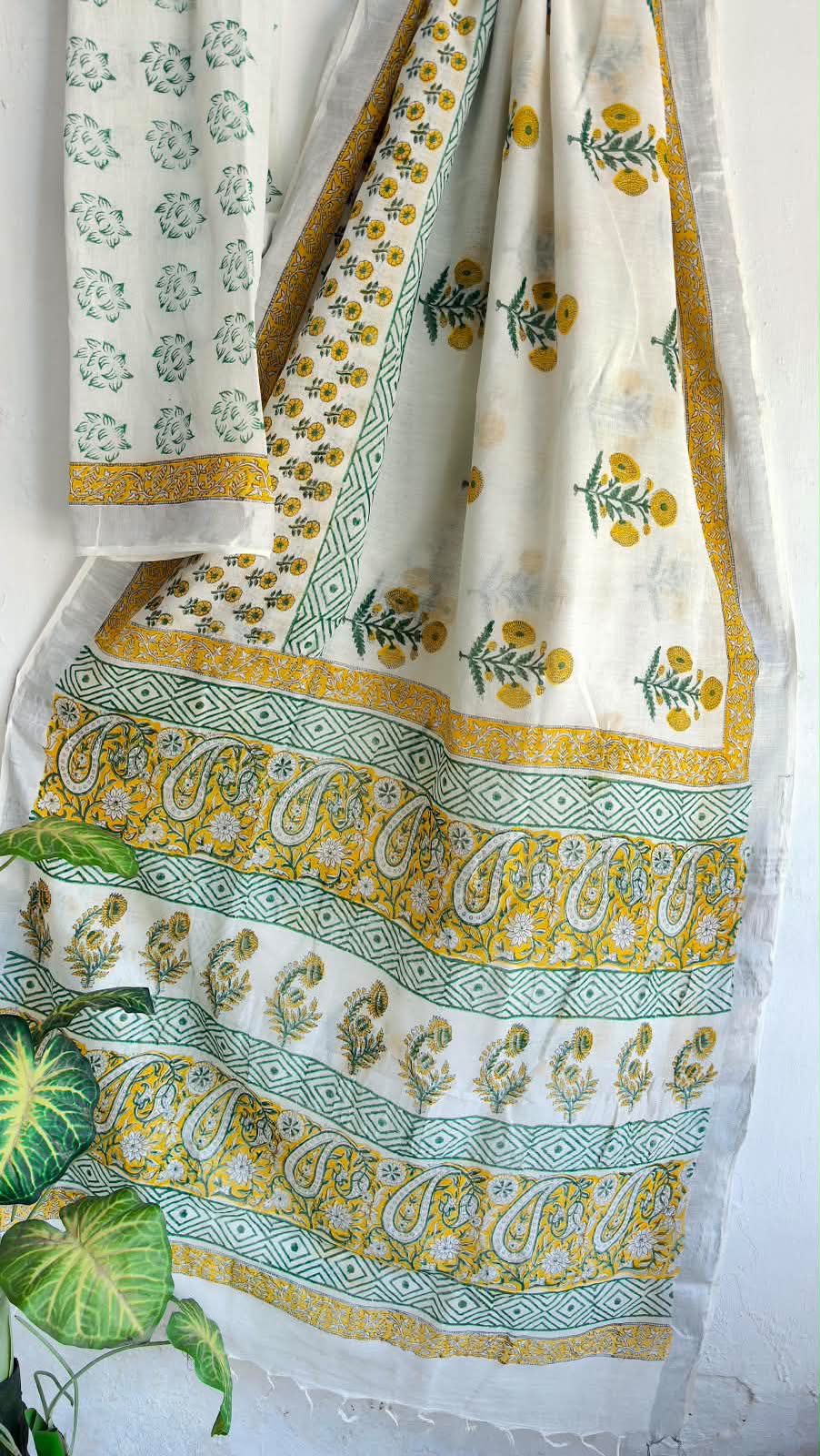 👌🏻Linen collection 👌🏻
.... *Hand* block printed linen saree with blouse.....
Size 6.5 with blouse
Natural dye n colour
 
Pure hand ( without screen print ) 