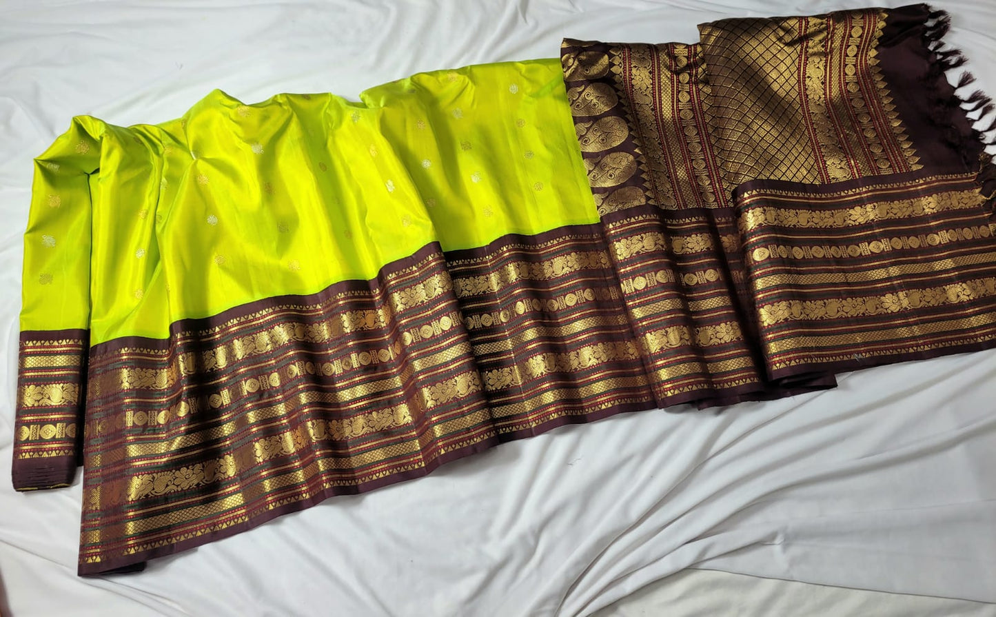 Abhlata | Pure Pattu Gadwal Sarees