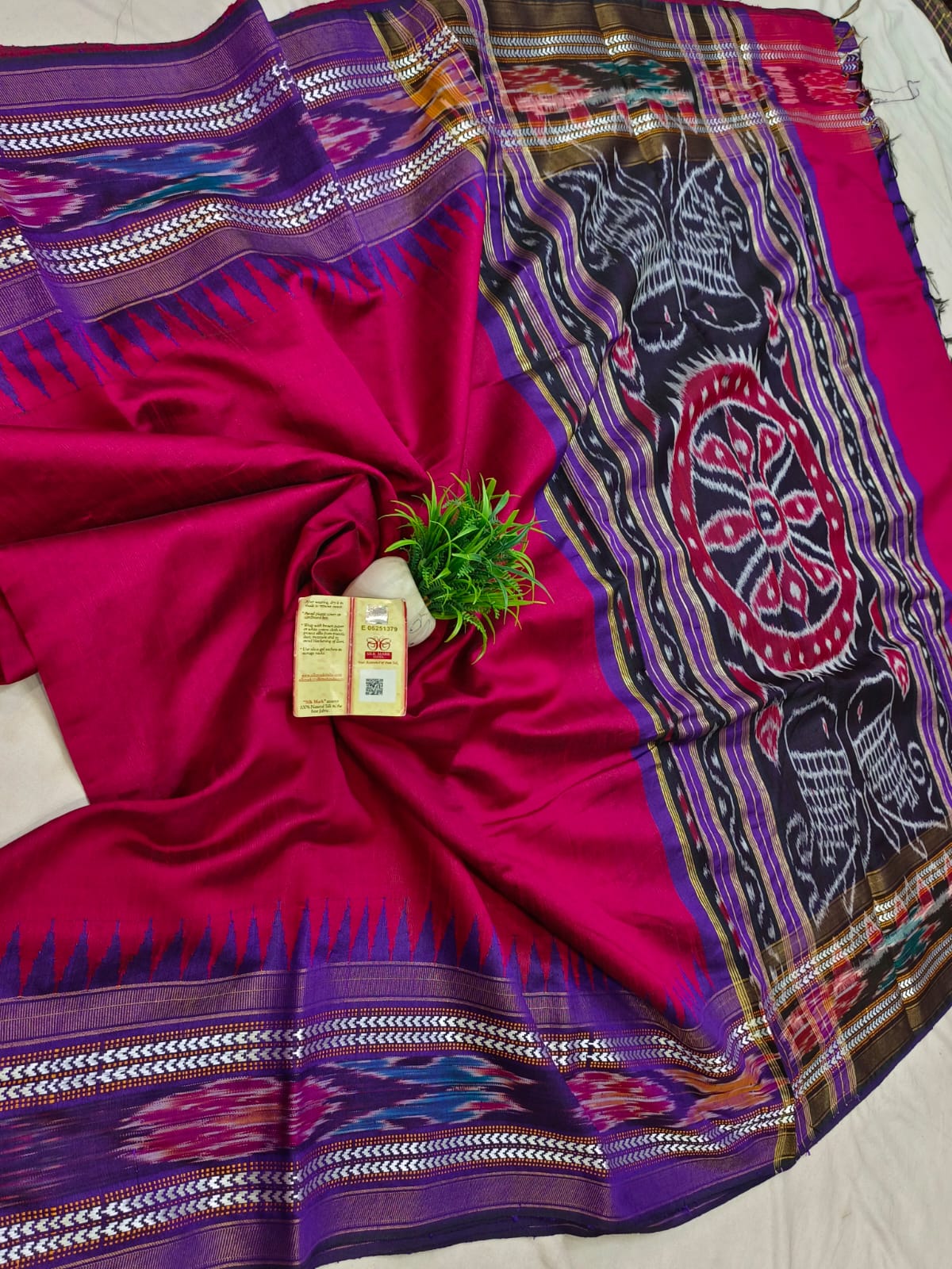 *Pure raw silk handloom Ikkat and vidarbha temple border saree with contrast blouse*
Pure raw silk saree
Silk mark certified
Handloom made
Best quality
Ready to despatch