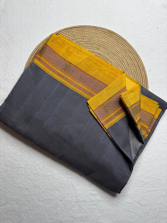 Cotton saree Chikki paras
Material - cotton by cotton 
Border - Chikki  border 
Saree Name - Ilkal cotton Chikki  sarees
Pallu - silk pallu 
Blouse -running
Handloom -yes
Saree length- 6.2
