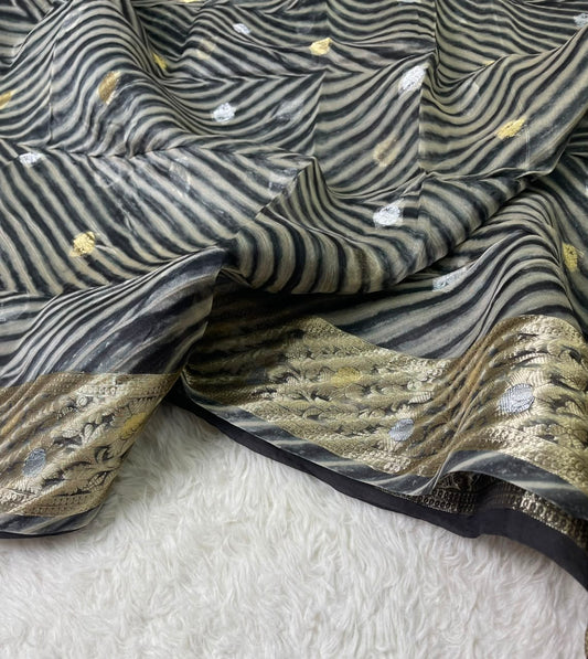 Pure Banarasi Kora Organza Arashi Dyed Saree ✨
Elegant handloom Kora silk with unique 
Arashi Shibori-inspired patterns. Lightweight, graceful & exclusive.