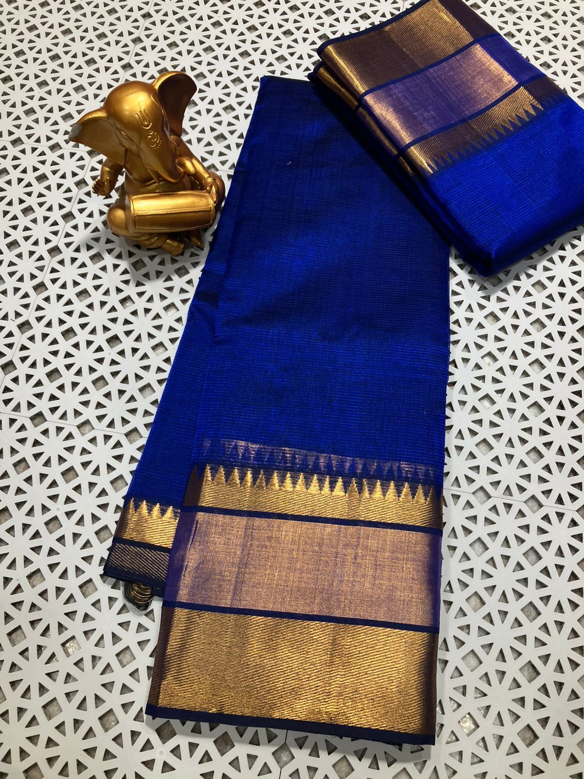 *Material*:Mangalagiri pure pattu by cotton

*Model*:250k jari border plain pure pattu sarees

Running pallu and blouse