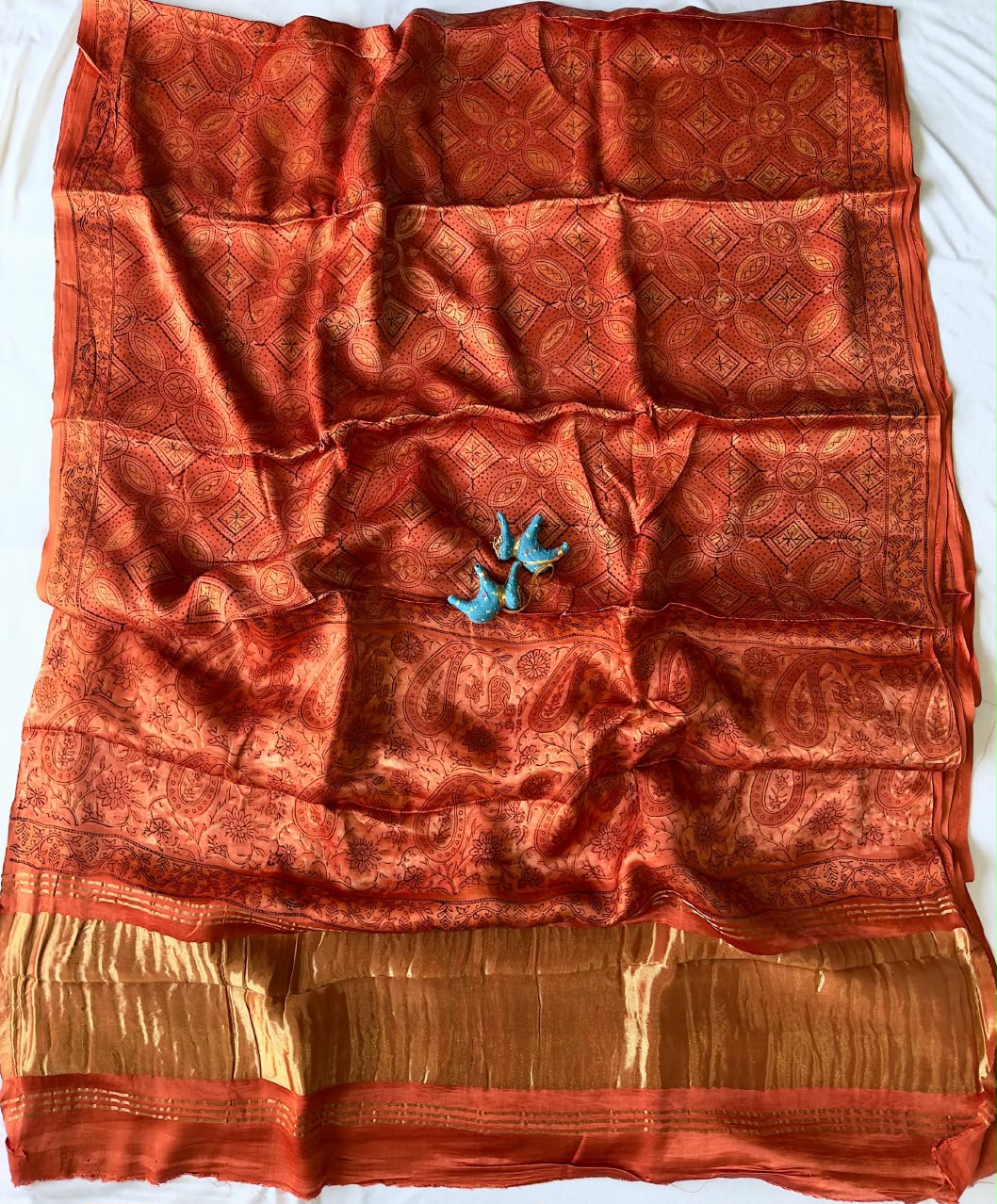 Expo quality *Pure 100% LAGDI PATTA MODAL Gajji Silk Saree*
Bagru handblock print
Ajrakh print & Rapid print 
Print detail's 
*Ayurveda Redefined Anar chilka*
*Nashpal dye Ajrakh print*
*Hand Block & dabu print*
 Use only natural 
(Pomegranate peel)
With beautiful printed blouse 
Saree length:- 6.5m with blouse 👚 
Premium quality