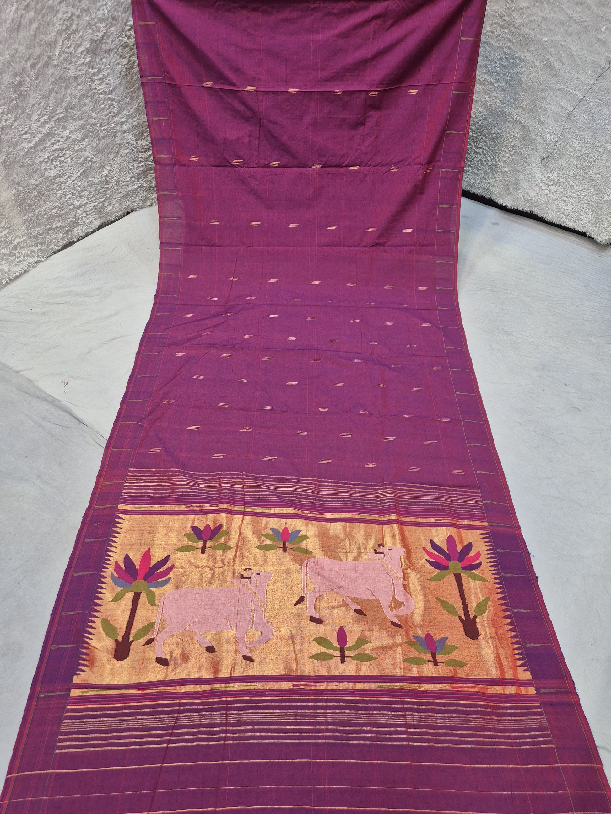 Ek muniya 
cotton handwoven
 paithanis
