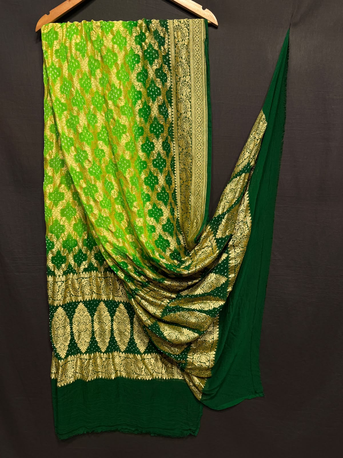 **Nim Zari Bandhej Dupatta**
- **Fabric:** handwoven Georgette
- **Design:** Beautiful Bandhej, Real Nimzari
- **Quality:** Best quality & colour 
- ** colour:** pastel & Dark
**Description:**
- **Length:** 2.50 meters, full length
- **Use:** Dress & Lehenga Choli Dupatta