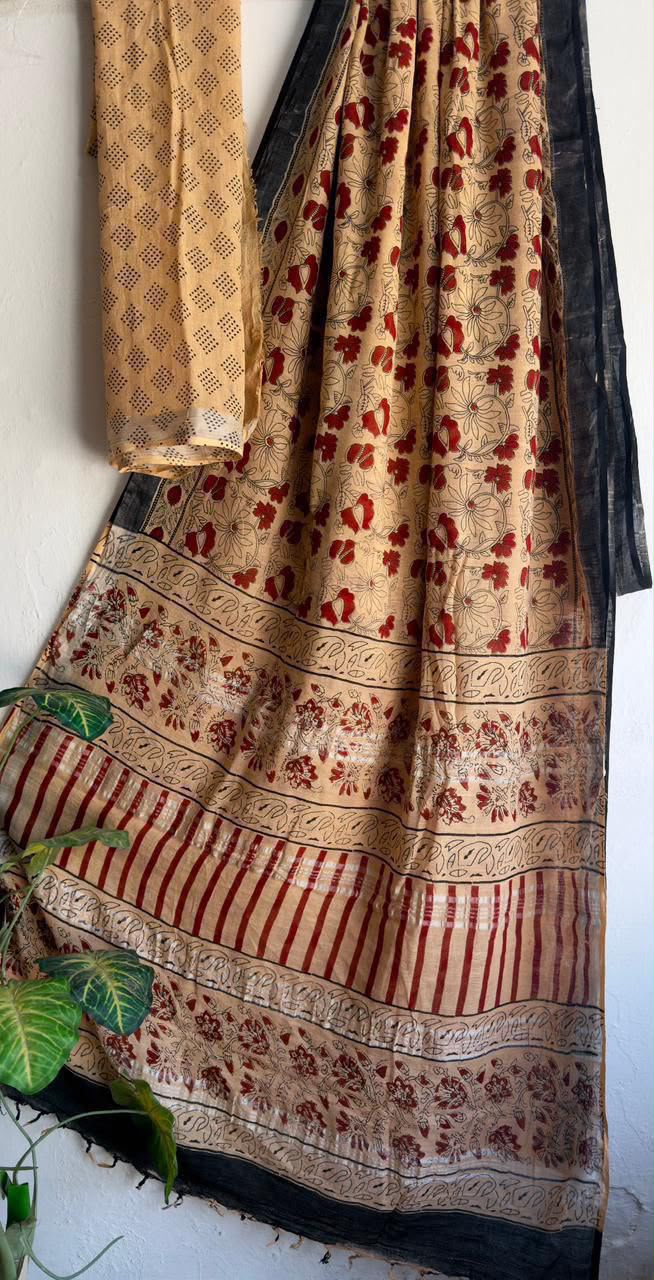 👌🏻Linen collection 👌🏻
.... *Hand* block printed linen saree with blouse.....
Size 6.5 with blouse
Natural dye n colour
 
Pure hand ( without screen print ) 