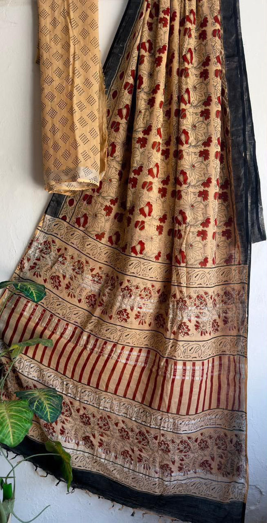 👌🏻Linen collection 👌🏻
.... *Hand* block printed linen saree with blouse.....
Size 6.5 with blouse
Natural dye n colour
 
Pure hand ( without screen print ) 