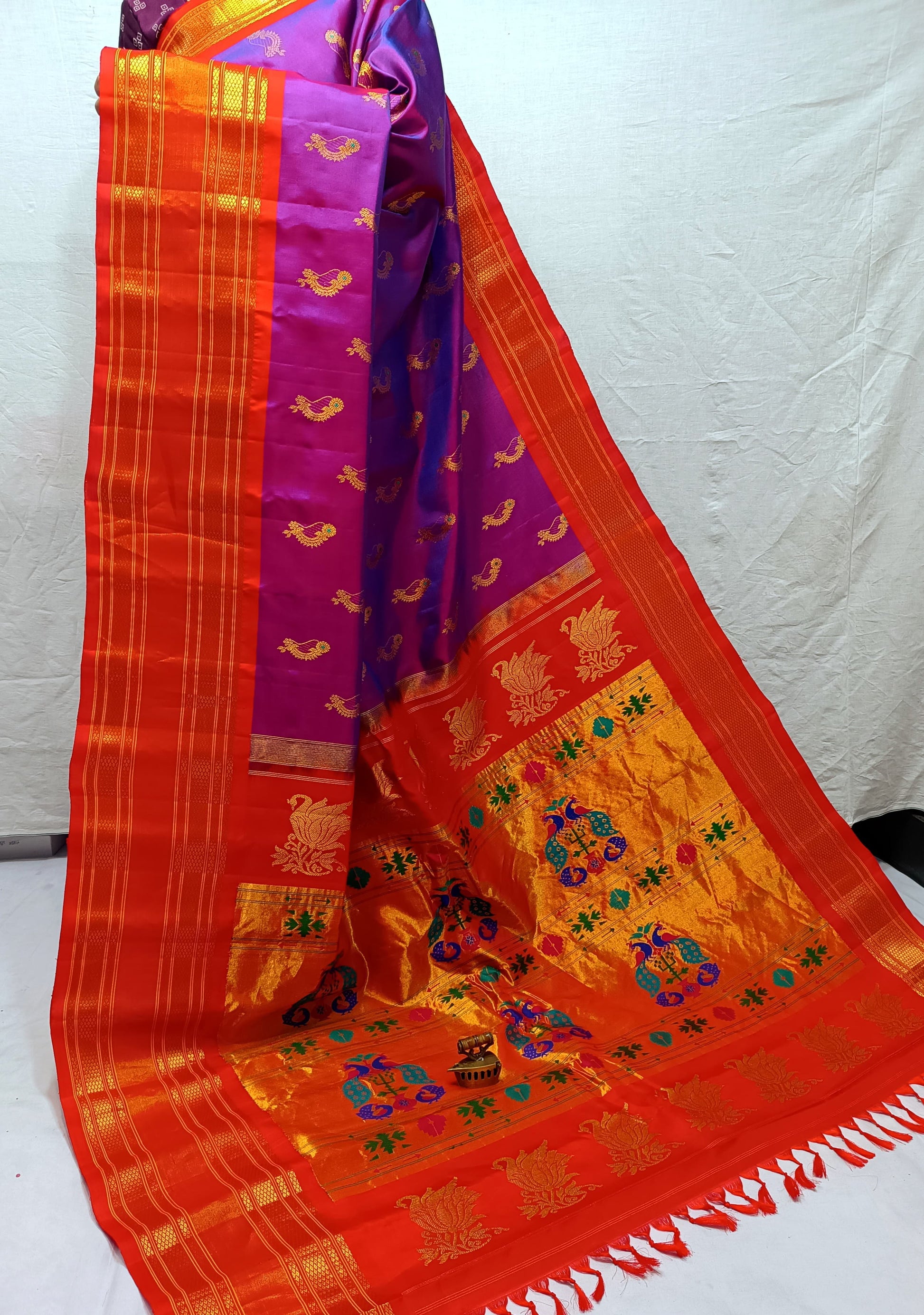Swamini Maharani Kalanjali Paithani. 
Handmade Saree 
Pure  Silk  Material
Maharani  Pallu
All Over Butta 
Self Blouse.
Soft  Wear