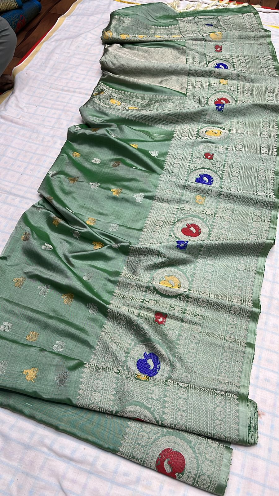 ✨✨Pure Gadwal Traditional Meena Turning Border Pattu Sarees ✨✨

💫💫Perfect for weddings & special occasions💫💫
