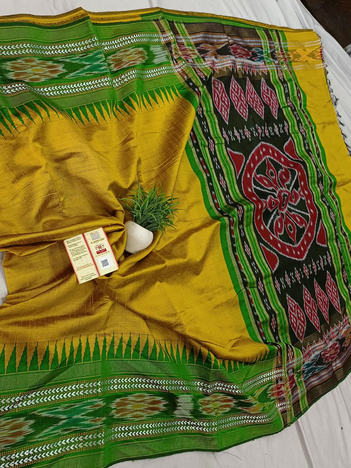 *Pure raw silk handloom Ikkat and vidarbha temple border saree with contrast blouse*
Pure raw silk saree
Silk mark certified
Handloom made
Best quality