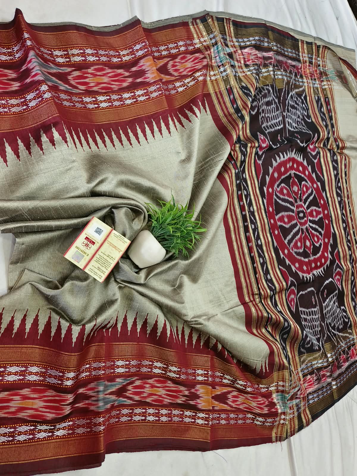 *Pure raw silk handloom Ikkat and vidarbha temple border saree with contrast blouse*
Pure raw silk saree
Silk mark certified
Handloom made
Best quality