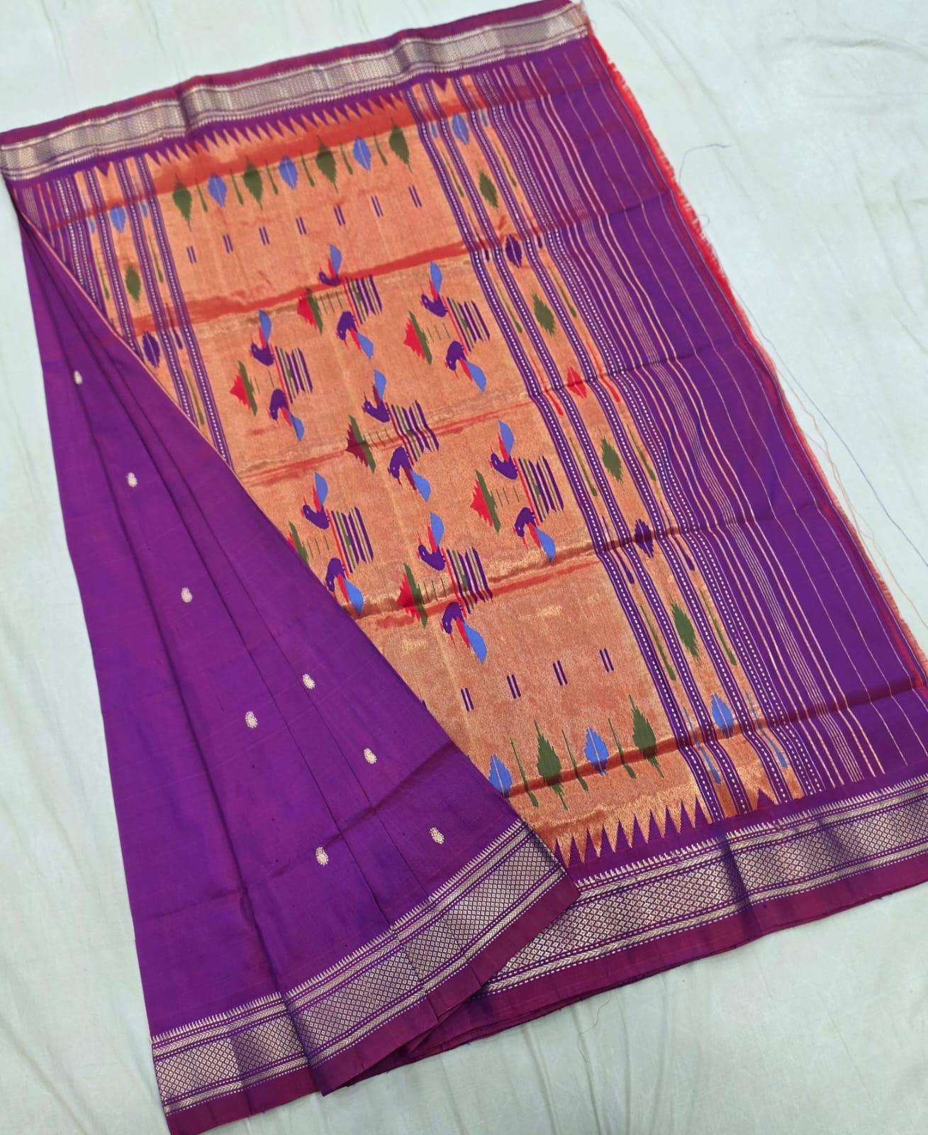*Yeola Paithani*
Pure Silk 
Double Pallu 
💯 Handwoven 
Silkmark Certified 
Shoulder Buttis 
Quality Weaving 👌🏼 
With Running Blouse 