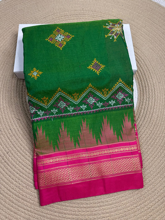 Material - Maserised cotton 
Border - Temple border, Chikki Paras
Saree Name -Tana warpa kasuti saree 
Pallu -Ilkal pallu
Blouse -contrast
Handloom -no
Saree length- 6.2